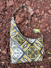Load image into Gallery viewer, Umxwayo the printed leather bag
